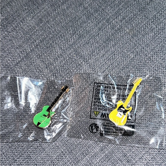 Fashion guitars set of 2 enamel pins for backpacks or jackets - Picture 2 of 2